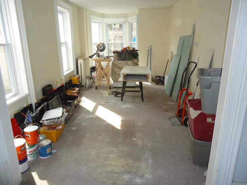 Verktøy og materialer samlet i et rom under en kjøkkenrenovering